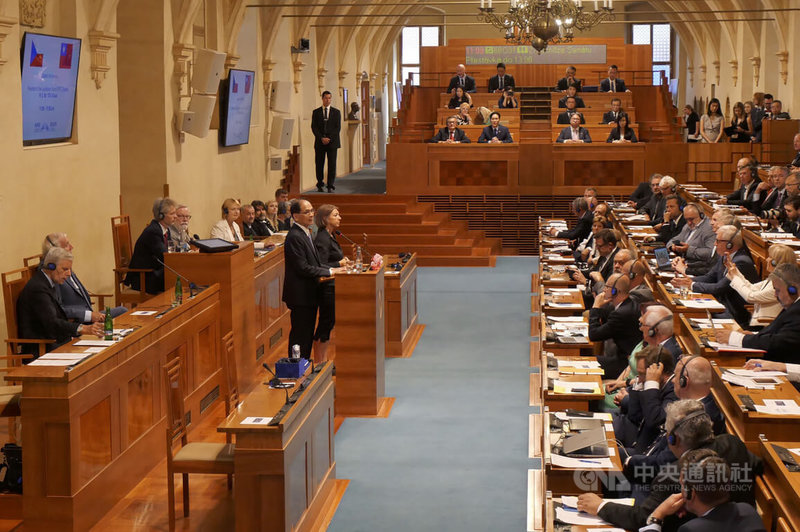 立法院長游錫堃在捷克參議院演講時，對捷克對台灣的支持表示感謝，呼籲兩國攜手為守護自由民主努力。中央社記者林育立布拉格攝 111年7月20日