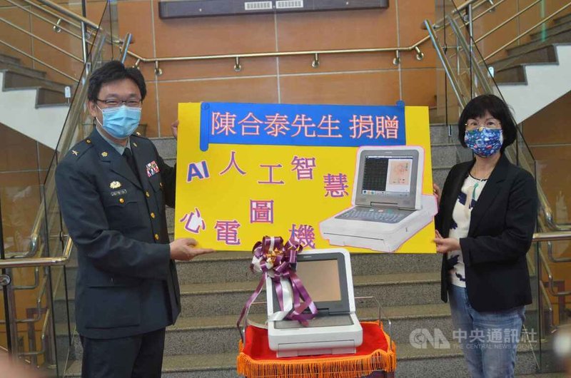三軍總醫院澎湖分院20日舉行醫療成果發表會暨AI心電圖機捐贈儀式,由澎湖縣衛生局副局長彭紋娟(右)代表旅外鄉親陳合泰捐贈5台AI人工智慧心電圖判讀系統給三總澎湖分院。中央社 111年7月20日