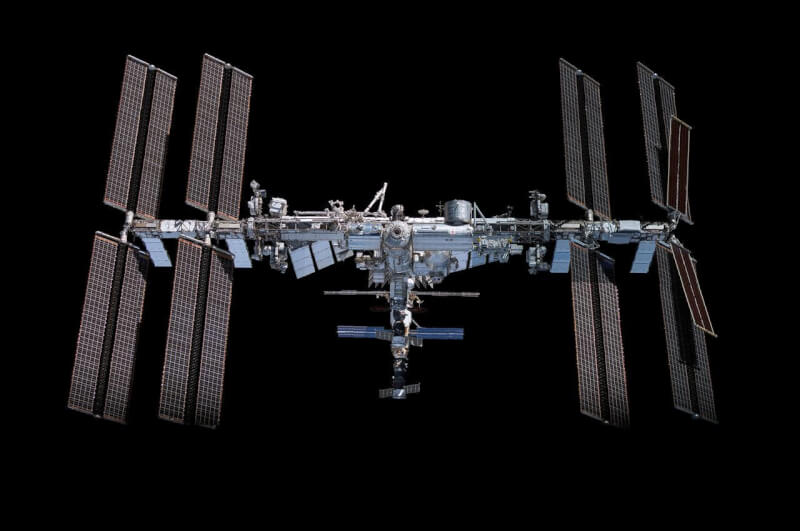 美國航太總署與俄羅斯聯邦太空總署19日說，雙方簽訂期待已久的協議，將整合飛到國際太空站的航班。圖為2021年SpaceX拍攝的國際太空站。（圖取自NASA網頁nasa.gov）