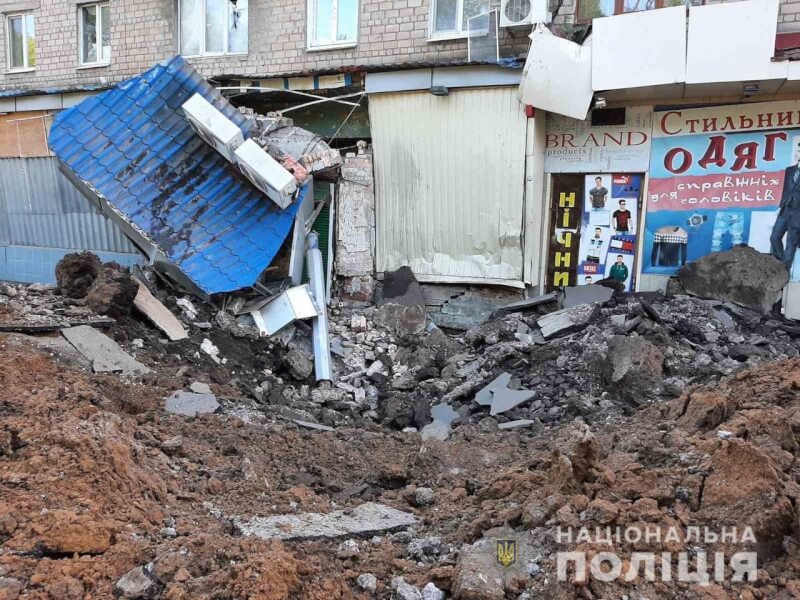 烏克蘭東部和南部繼續遭到俄羅斯砲轟和飛彈攻擊。圖為頓內茨克地區房舍19日遭俄軍砲擊。（圖取自facebook.com/UA.National.Police）
