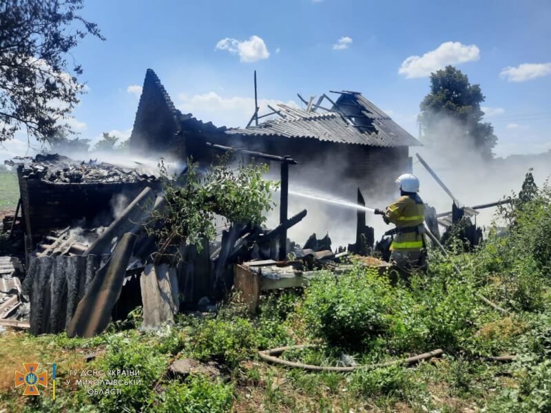 烏克蘭國家緊急服務人員20日通報鄰近南部大城敖德薩的尼古拉耶夫州有住宅因俄軍砲擊釀火災。（圖取自facebook.com/MNS.GOV.UA）