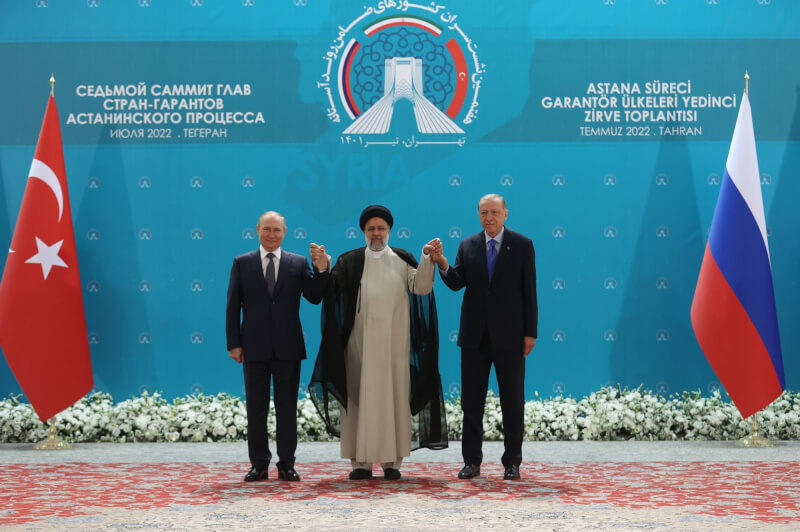 俄羅斯總統蒲亭（左起）19日與伊朗極端保守派總統萊希、土耳其總統艾爾段舉行三方峰會，討論敘利亞議題。（圖取自twitter.com/tcbestepe）