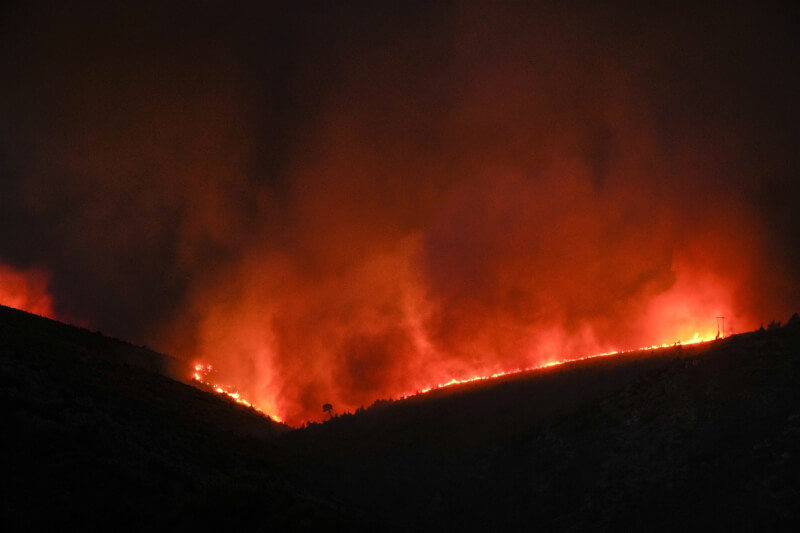 希臘野火19日在雅典附近的潘特利山區延燒。（美聯社）