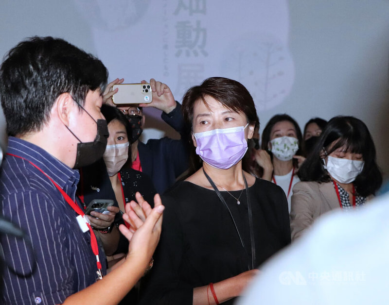 台北市副市長黃珊珊(前中)20日到台北流行音樂中心參觀「吉卜力動畫大師–高畑勲展」,黃珊珊仔細聆聽導覽人員介紹高畑勲作品風格和特色。中央社實習記者李欣縵攝 111年7月20日