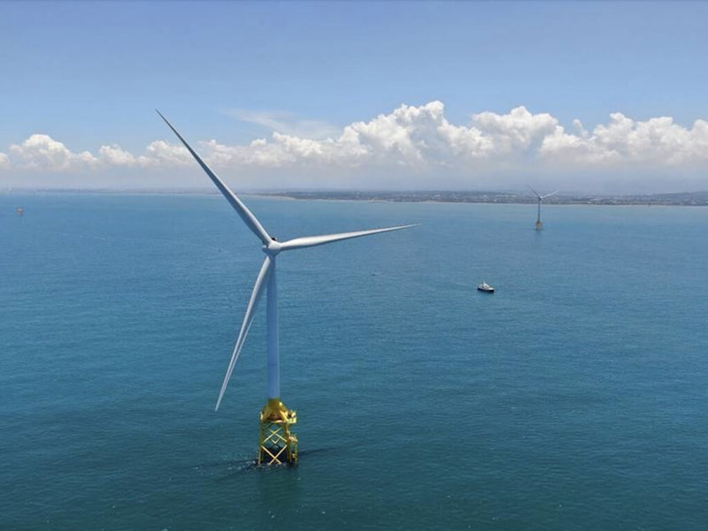 海能風電（Formosa 2）完成12支風機的安裝作業，且於6月下旬成功併聯至台電電網開始送電，接下來進入海上工程高峰期，將穩定朝商轉目標前進。（海能風電提供）中央社記者曾智怡傳真  111年7月21日