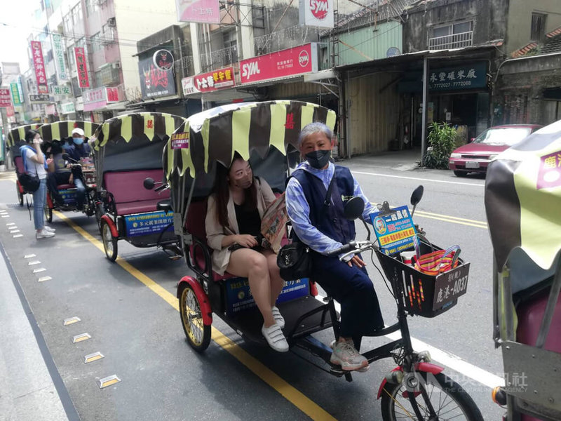 「悠遊國旅」上路後,高鐵旅遊也動起來,與飯店合作的高鐵假期受歡迎,到鹿港不但可在飯店享用排隊美食,還可搭三輪車遊街。中央社記者汪淑芬攝 111年7月21日