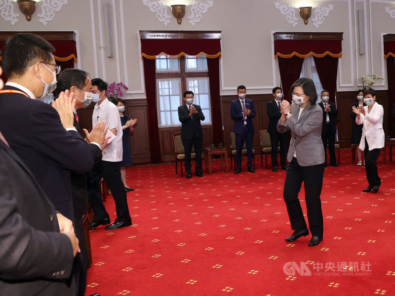 總統蔡英文(前右2)21日在總統府,由僑委會副委員長徐佳青(前右)陪同,接見世界台灣商會聯合總會第28屆回國訪問暨投資考察團。中央社記者鄭傑文攝 111年7月21日