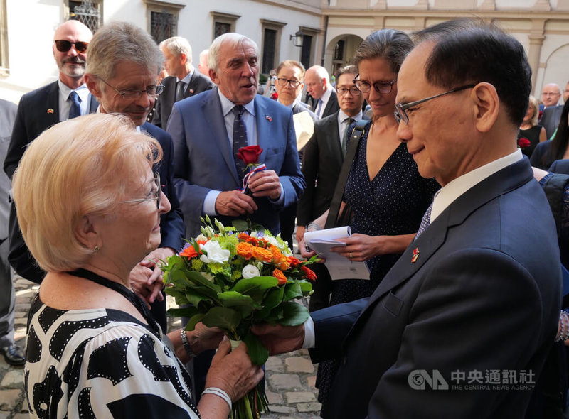 立法院長游錫堃（右）20日向已故捷克參議院議長柯佳洛的遺孀柯薇拉（左）表達慰問。中央社記者林育立布拉格攝 111年7月21日