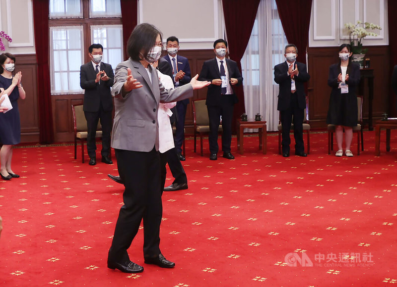 總統蔡英文(前)21日接見世界台灣商會聯合總會第28屆回國訪問暨投資考察團,歡迎大家來到總統府。中央社記者鄭傑文攝 111年7月21日
