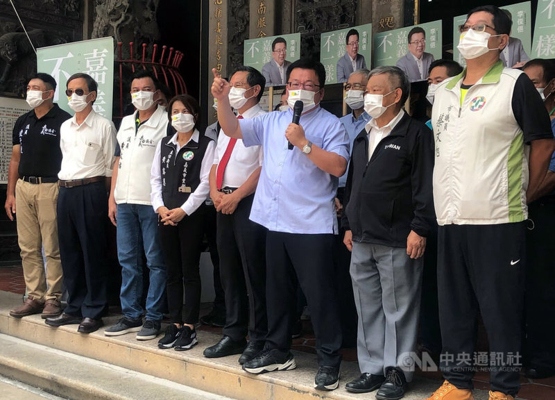 前總統府副祕書長李俊俋(前右3)接受民進黨徵召參選嘉義市長,21日在黨籍民代等人陪同下,前往嘉義城隍廟參拜。他認為嘉義市需要新團隊、新思維改變。中央社記者黃國芳攝 111年7月21日