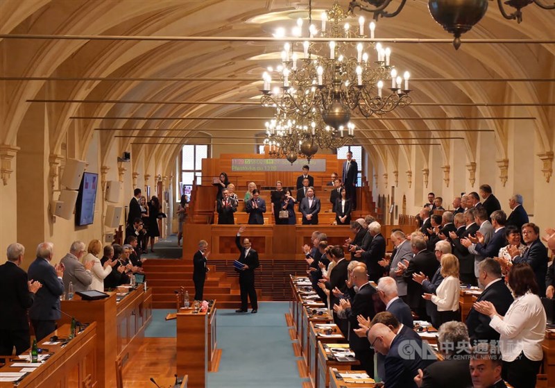 立法院長游錫堃（中前右）18日率團抵達布拉格，20日離開捷克參議院會場前，立法院長游錫堃向全體參議員揮手告別。中央社記者林育立布拉格攝 111年7月20日