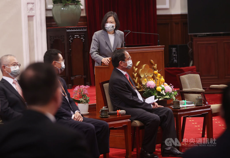 總統蔡英文(後)21日接見台商投資考察團表示,台灣經濟在疫情中仍然穩健成長,受到國際評等肯定,她邀請台商朋友,不只可以回台投資,也可以引薦更多的企業來台灣投資,提升台灣產業競爭力,讓台灣在國際舞台上持續發光發熱。中央社記者鄭傑文攝 111年7月21日