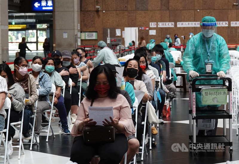 圖為5月17日台北車站大廳接種站疫苗施打情況。（中央社檔案照片）