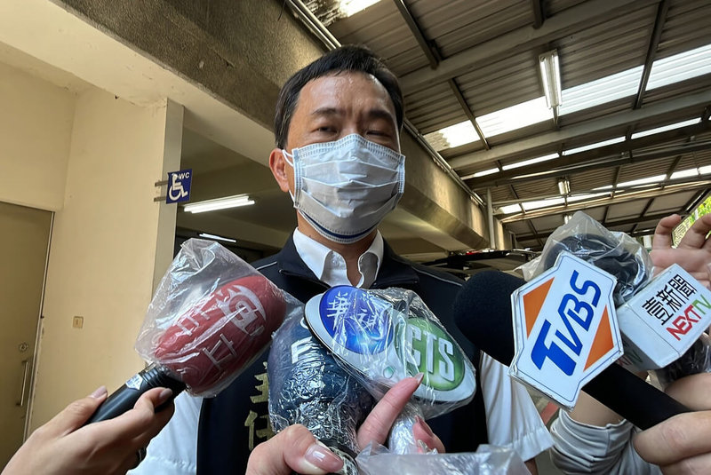 高雄蓮池潭20日發生帆船翻覆意外,蔡姓教練和王姓男童溺水不治,橋頭地檢署主任檢察官顏郁山(圖)21日上午會同法醫相驗後指出,2人身上無明顯外傷,王童落水前有穿運動型救生衣,教練則未穿。(民眾提供)中央社記者洪學廣傳真 111年7月21日