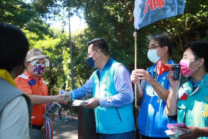 國民黨新竹市長參選人林耕仁（右3）21日到十八尖山與民眾互動，他說，將持續與地方溝通，期許要當「最會溝通、最會聆聽的市長」。（林耕仁團隊提供）中央社記者郭宣彣傳真 111年7月21日