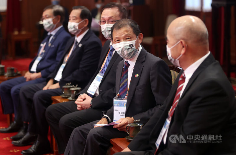 總統蔡英文21日在總統府接見台商投資考察團,感謝大家對台灣的付出。圖為出席與會的世界台灣商會聯合總會成員。中央社記者鄭傑文攝 111年7月21日