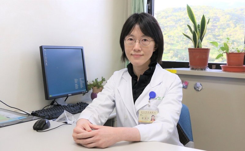 陽明交大生物醫學影像暨放射科學系博士黃楚中、神經科學研究所特聘教授林慶波、台北榮總神經內科醫師鍾芷萍(圖)組成的研究團隊,開發出一套腦白質分析技術,可估算腦血管年齡;研究成果發表於期刊「年齡與衰老」(Age and Ageing)。(陽明交大提供)中央社記者陳至中台北傳真 111年7月21日