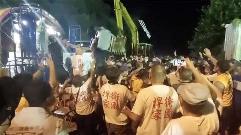苗栗縣坤輿掩埋場抗爭21日凌晨爆發流血衝突,業者為完成試運轉欲進場,對場外阻擋的自救會成員噴辣椒水,雙方互丟椅子,過程中一度混亂,造成警民8人受傷送醫,多名民代、鄉親也掛彩。(民眾提供)中央社記者管瑞平傳真 111年7月21日