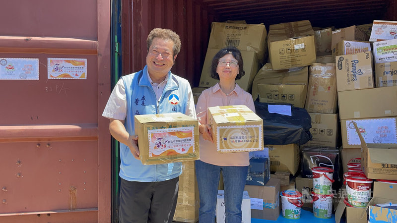 匯集自台灣各地的6000多件二手玩具,已由40呎大貨櫃運抵金門,新北市府社會局副局長許秀能(右)是金門女兒,專程回鄉和金門縣府社會處長董燊(左)一同迎接。中央社記者黃慧敏攝 111年7月21日