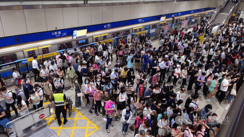 台北捷運板南線列車21日上午發生異常，新埔站內擠滿等車人潮。（中央社）