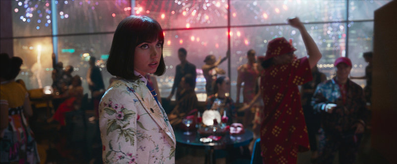 曾擔任「龐德女郎」的好萊塢女星安娜德哈瑪斯(Ana de Armas)(前)在電影「灰影人」飾演中情局探員。(Netflix提供)中央社記者葉冠吟傳真 111年7月21日