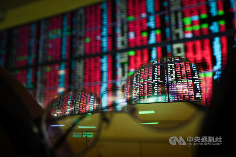 台灣證券交易所公布統計，台股22日收在14949.36點，本週上漲398.74點，漲幅約2.74%。（中央社檔案照片）
