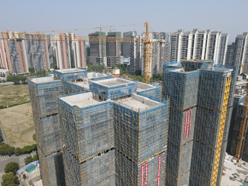 路透社25日報導，中國將設立一個房地產基金以幫助房地產開發商解決嚴重的債務危機 。圖為成都一處建案。（中新社）