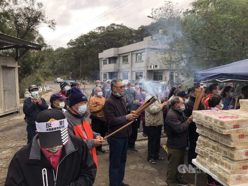 自救會110年1月5日發動民眾在坤輿事業廢棄物掩埋場門口抗議,現場祭天祈神,揚言要埋鍋造飯、長期抗爭以守護家園。(中央社檔案照片)