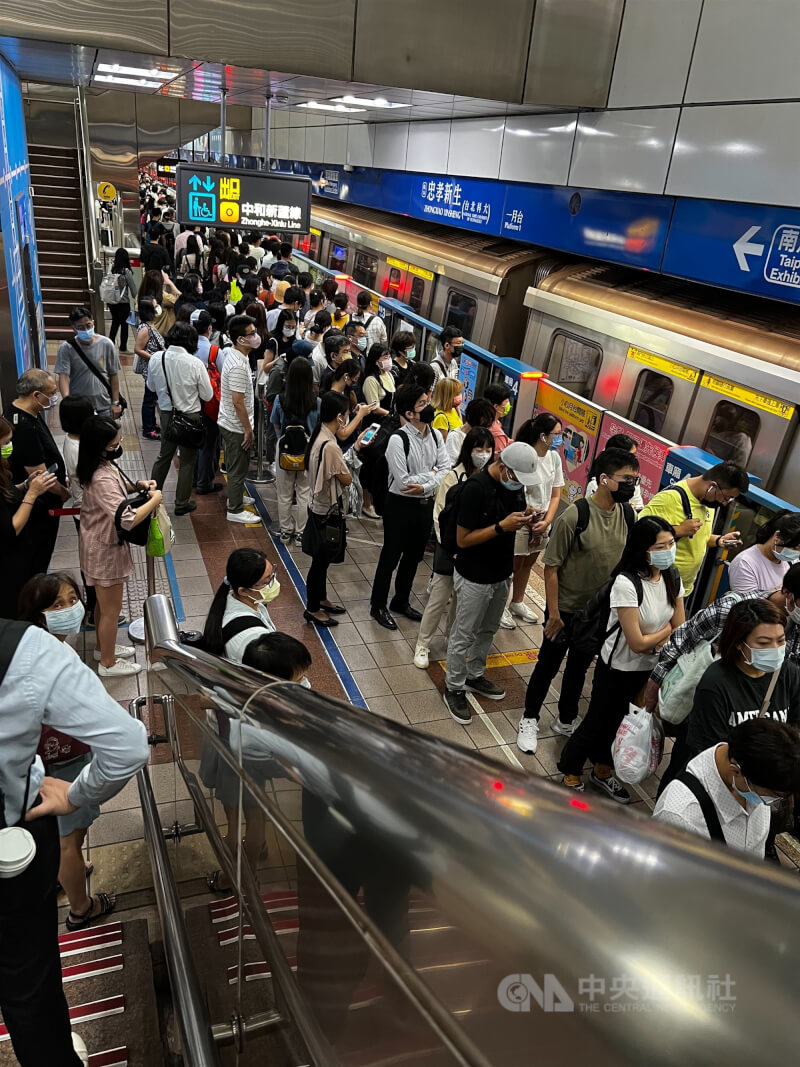 圖為忠孝新生站等車人潮。（中央社）