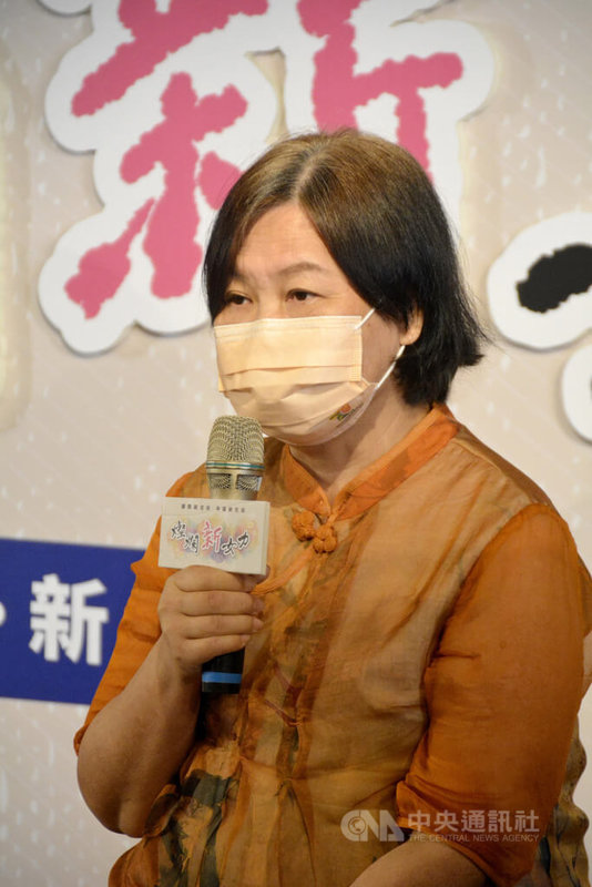 「燦爛新女力」新書發表會21日舉行,新店新住民家庭關懷站負責人張月英(圖)分享家中宛如小聯合國,她很高興能協助新住民快速融入家庭。中央社記者黃旭昇新北攝 111年7月21日