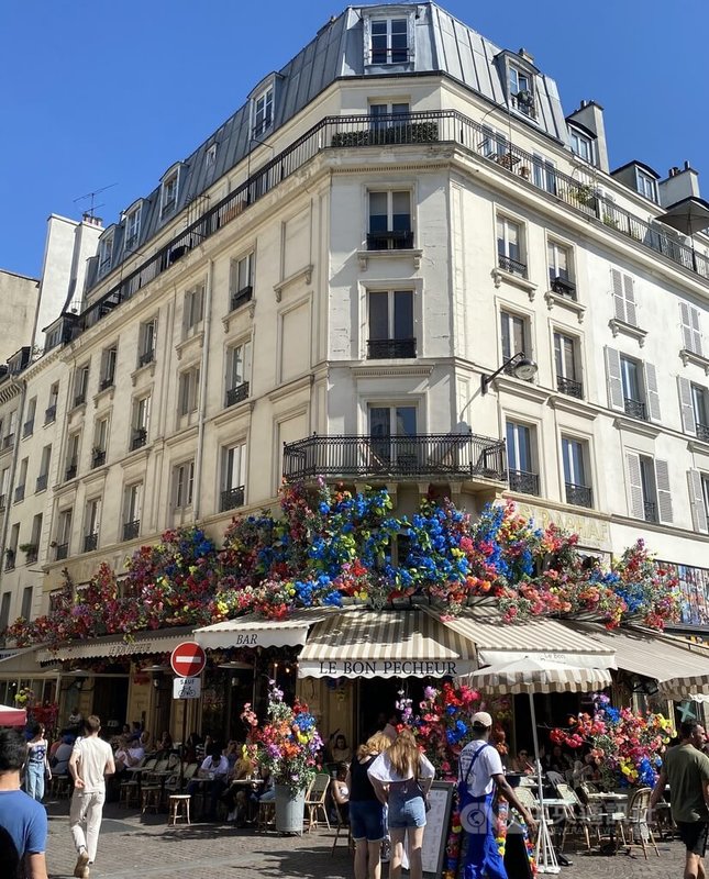豔陽高照，熱浪來襲的夏日午後，巴黎市中心的咖啡廳人潮絡繹不絕。除了世界各地的觀光客，更有為避暑鑽進店內的民眾。中央社記者曾婷瑄巴黎攝 111年7月21日