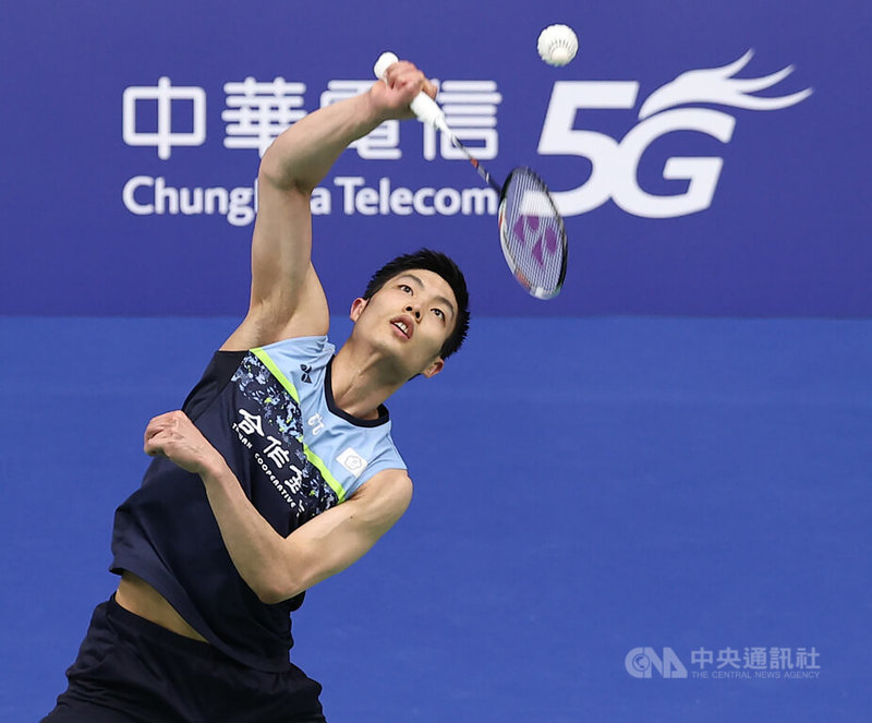 羽球世界排名第4的台灣一哥周天成21日在2022台北羽球公開賽,面對世界排名70的印度小將喬治(Kiran George),終場以23比21、16比21、21比7拿下勝利,挺進8強。中央社記者張新偉攝 111年7月21日