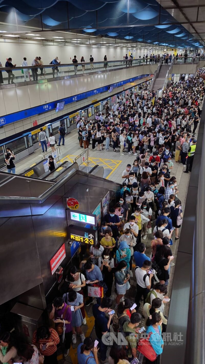 台北捷運江子翠站21日發生列車煞車異常，目前板南線仍在調整班距。圖為新埔站等車人潮。（中央社）