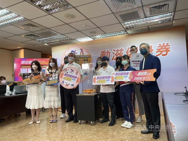 體育署22日舉行動滋健身券抽籤儀式,透過電腦亂數選出30萬名幸運兒,將可獲得面額新台幣1000元的動滋健身券。中央社記者龍柏安攝 110年7月22日