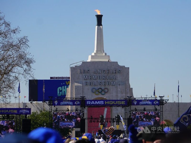 曾在1932年、1984年做為奧運會開幕式場地的洛杉磯紀念體育場（Los Angeles Memorial Coliseum）（圖）將在2028年三度主辦奧運，與SoFi體育場（SoFi Stadium）合辦開幕式。攝於2月洛杉磯公羊隊冠軍遊行。中央社記者林宏翰洛杉磯攝  111年7月22日