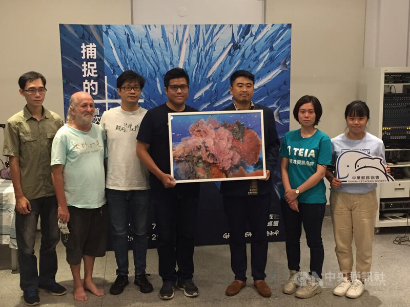 綠色和平發起海洋保育法立法公民提案,9月14日前政府須回應。台灣籍國際知名水下攝影師吳永森(右3)22日回台辦展力挺,希望台灣盡快制訂海洋保育法。中央社記者楊淑閔攝 111年7月22日