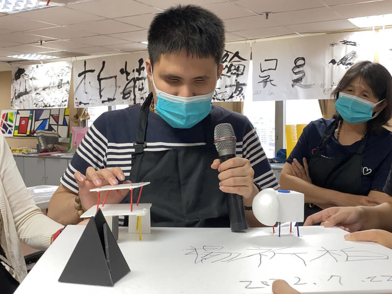台灣非視覺美學教育協會與台灣盲人重建院合作推出「牽手玩藝術計畫」,讓視障者以口述為基礎,搭配其他感官,沉浸於藝想空間,並與家屬共同創作、感受過程與欣賞成果。(台灣盲人重建院中部服務中心提供)中央社記者蘇木春傳真 111年7月22日