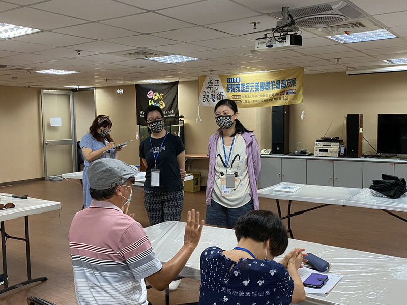 台灣非視覺美學教育協會與台灣盲人重建院合作推出「牽手玩藝術計畫」,協會理事長趙欣怡(後右)表示,希望透過課程,鼓勵視覺障礙者表達個人生命經驗與感受。(台灣盲人重建院中部服務中心提供)中央社記者蘇木春傳真 111年7月22日