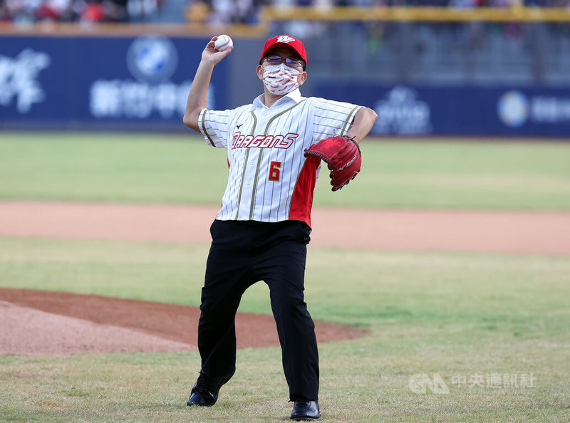 中華職棒睽違6年重返新竹市立棒球場舉辦例行賽事,22日也是球場整建後首度正式亮相,賽前由新竹市代理市長陳章賢擔任開球嘉賓。中央社記者張新偉攝 111年7月22日