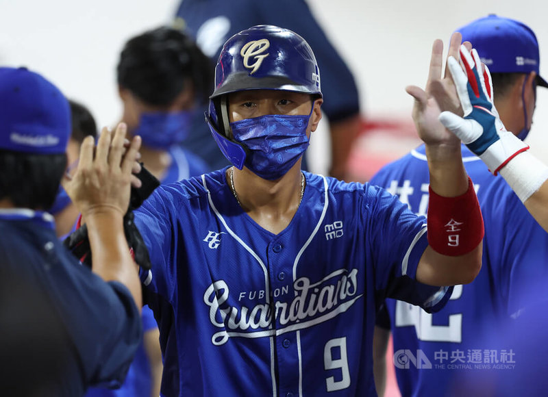 中職富邦悍將隊22日作客新竹市立棒球場,交手味全龍隊,7局上,悍將從林益全(中)獲保送開啟得分攻勢,林益全上一壘後隨即換上代跑莊韋恩,隨後為隊跑回第一分。圖為林益全回到休息區與隊友擊掌致意。中央社記者張新偉攝 111年7月22日