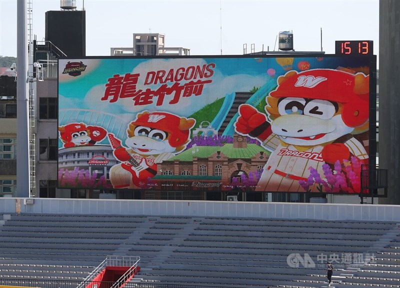 新竹球場整建後將燈柱移往場外,並加裝2432*960cm大尺寸LED全彩大螢幕,提升球迷觀賽體驗。 中央社記者張新偉攝 111年7月22日