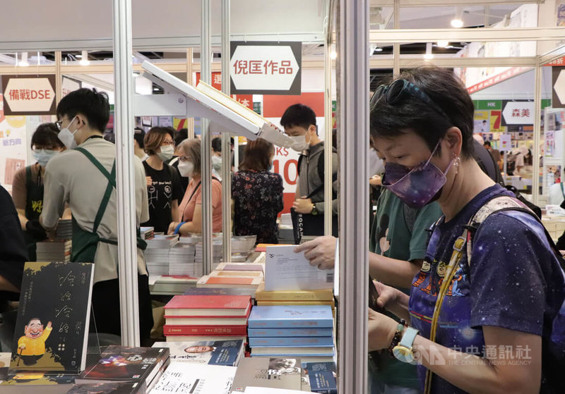 一年一度的香港大型書展正在舉行，在國安法之下，今年書展找不到過往被指是「反中亂港」的敏感書籍，作家倪匡的作品卻成為焦點之一，吸引不少讀者圍觀。中央社記者張謙香港攝  111年7月22日