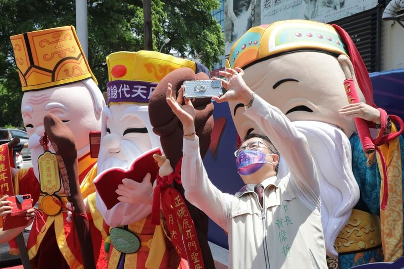 迎接七夕，台南市長黃偉哲（右）22日宣布，「老派約會三部曲-愛的儀式感」系列活動23日開跑，為期3週。（台南市政府提供）中央社記者張榮祥台南傳真  111年7月22日