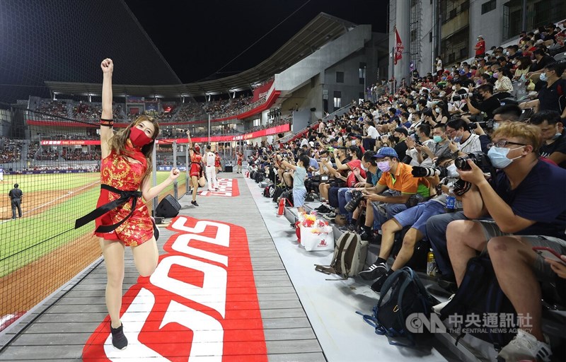 中華職棒睽違6年重返新竹市立棒球場舉辦例行賽事，主場味全龍隊專屬啦啦隊Dragon Beauties小龍女在場邊帶動加油氣氛。中央社記者張新偉攝 111年7月22日