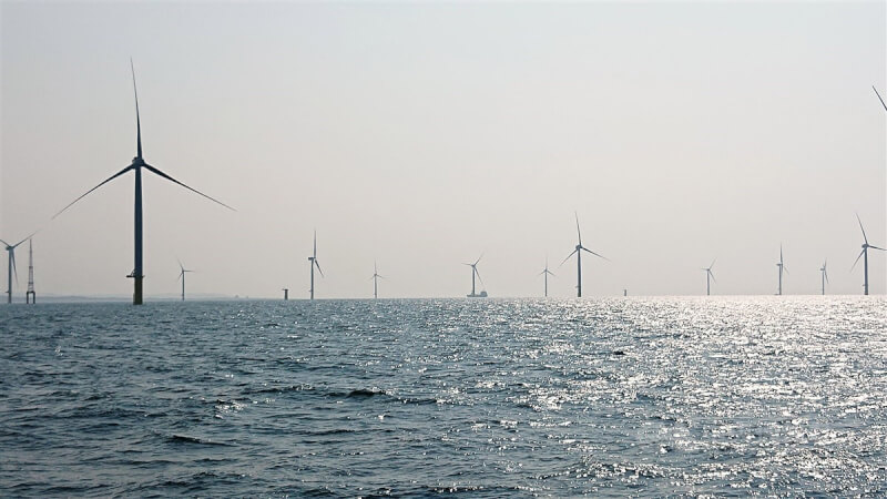 能源局表示，電力調度以再生能源優先、燃氣機組次要原則進行。圖為2019年竹南近海海洋示範風場建置情形。（中央社檔案照片）