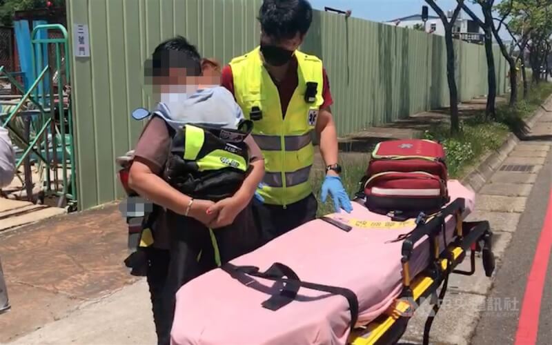 藝人林志穎22日駕駛特斯拉行經桃園市蘆竹區時發生自撞車禍,坐在副駕駛座的兒子受傷,由民眾協助抱上救護車擔架。(翻攝照片)中央社記者葉臻傳真 111年7月22日