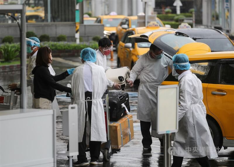 國內22日新增2萬3813例COVID-19本土病例。圖為台北松山機場6月12日上午入境旅客搭乘防疫計程車離開。（中央社檔案照片）