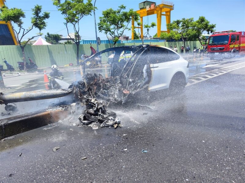 藝人林志穎22日駕駛特斯拉行經桃園市蘆竹區時,不明原因撞上分隔島,特斯拉起火燃燒,林志穎和兒子受傷送醫。(桃園市政府消防局提供)中央社記者葉臻傳真 111年7月22日