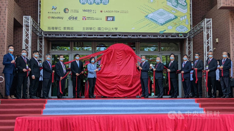中山大學半導體及重點科技研究學院22日揭牌,總統蔡英文(左7)出席參與,並表示學院合作的7家企業都是高雄在地企業,未來十年將投入新台幣9億元,共同培育國家重點產業人才。中央社記者曾以寧攝 111年7月22日
