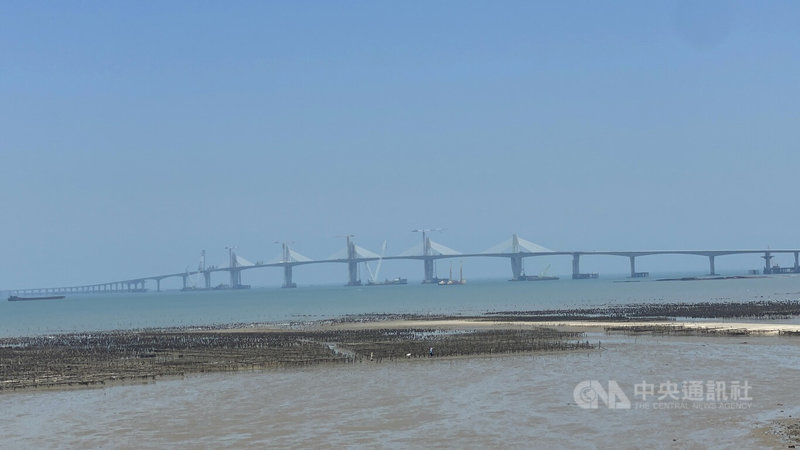 金門大橋376塊節塊完成合龍,交通部長王國材指出,大橋合龍意義重大,金門本島和烈嶼鄉連成一氣,縣民生活將更便利。中央社記者黃慧敏攝 111年7月22日